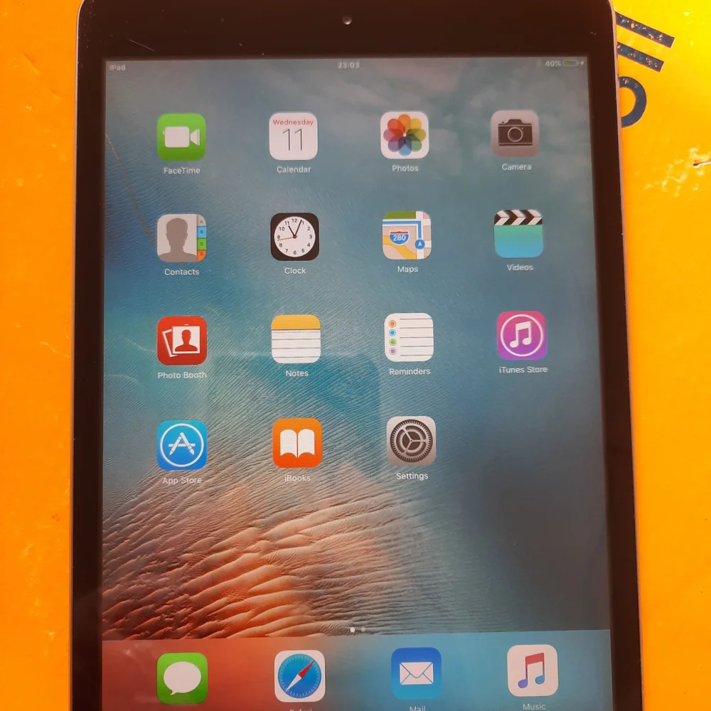Apple iPad Mini AIR in Black with Blue-Green Home Screen Wallpaper